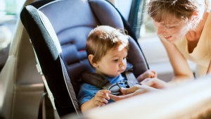 ¿Cuándo voltear el asiento de tu hijo hacia enfrente?