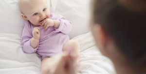 Beneficios de enseñarle lenguaje de señas a los bebés